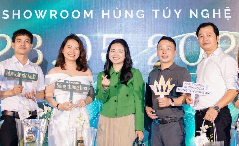 Hung Tuy khai truong showroom noi that cao cap tai Nghe An hinh anh