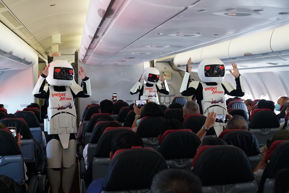 Don 1/6 dac biet cung nhung chu robot tren chuyen bay Vietjet hinh anh