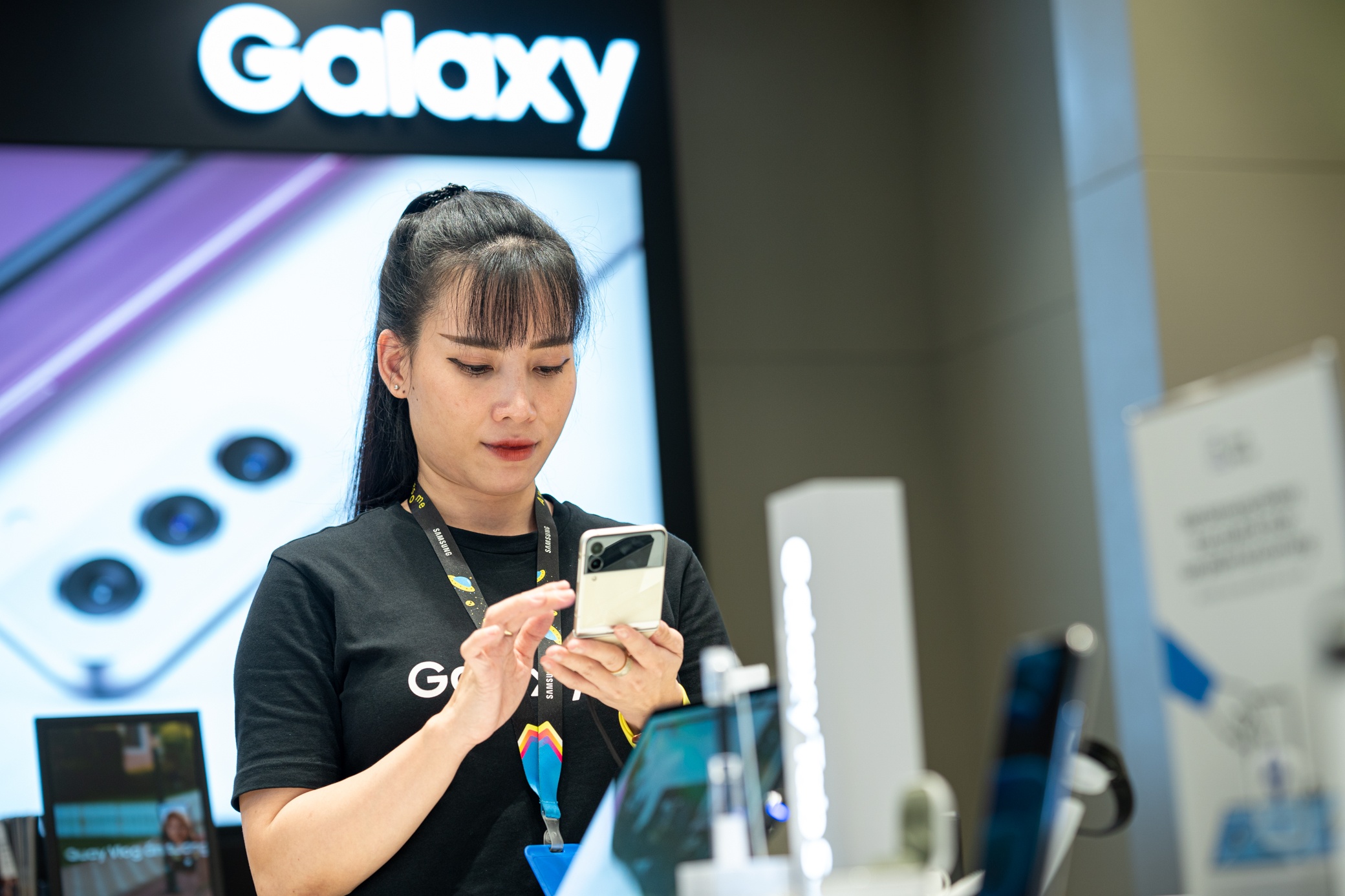 Ben trong SamCenter - chuoi mono store cua Samsung Viet Nam hinh anh