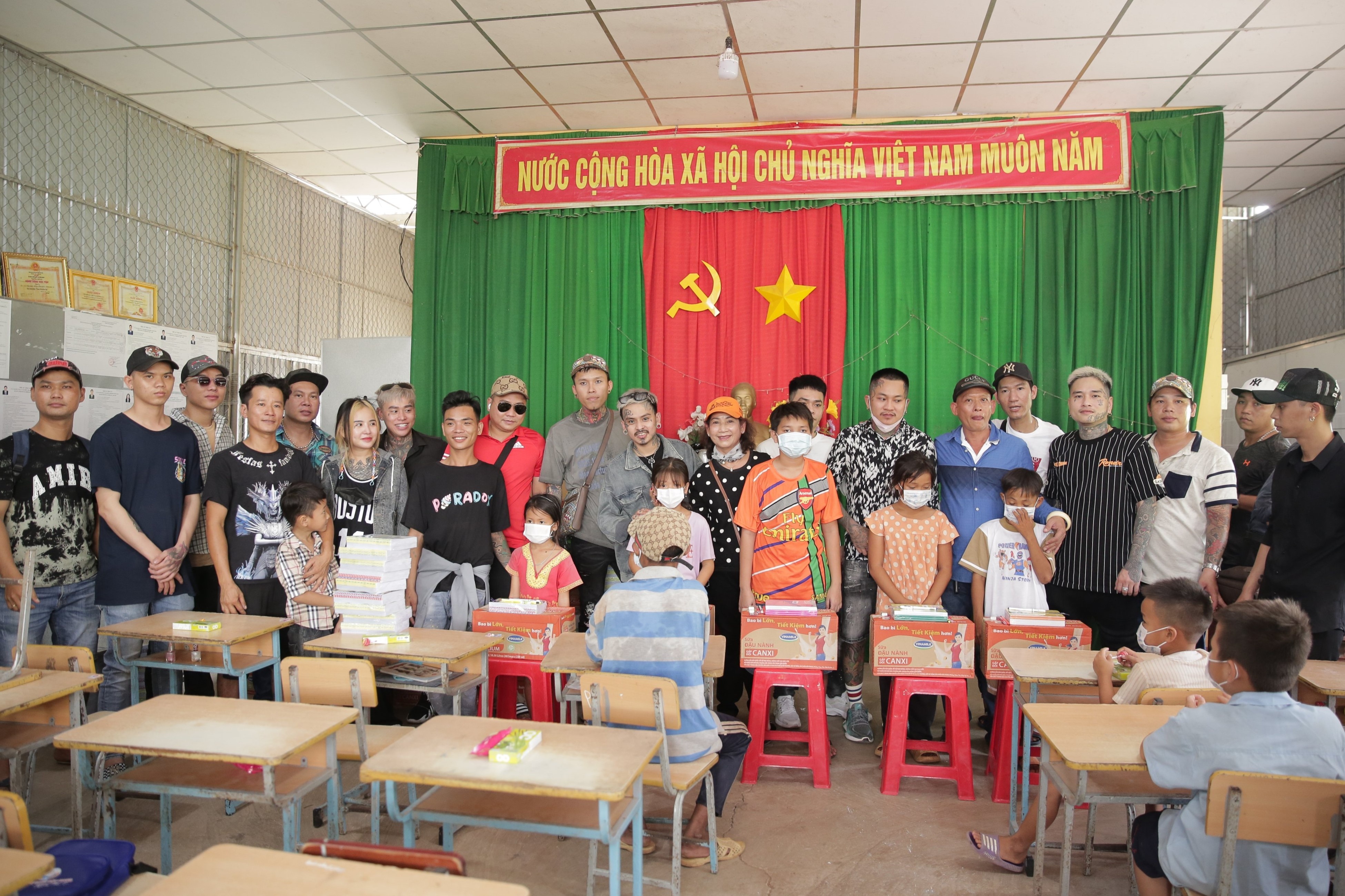 Khi 'thanh nien xam tro' lam thien nguyen hinh anh