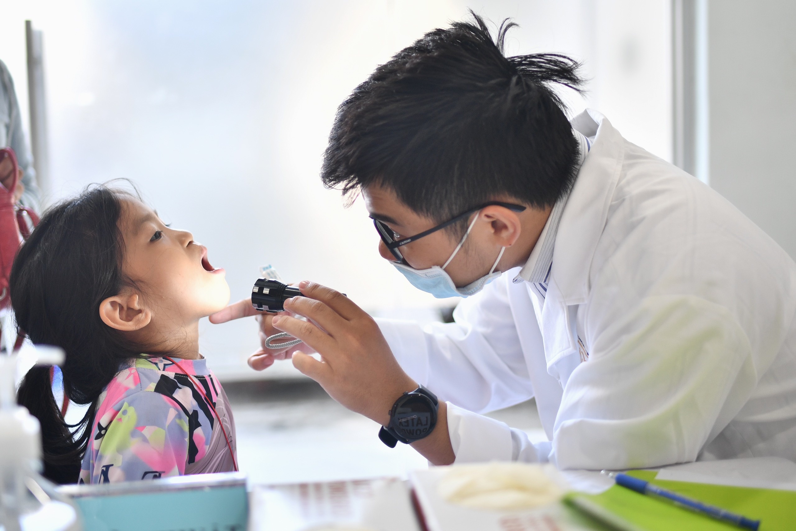 Benh nhi ho ham ech duoc tham kham tan tinh voi 'Nu cuoi AVAKids' hinh anh