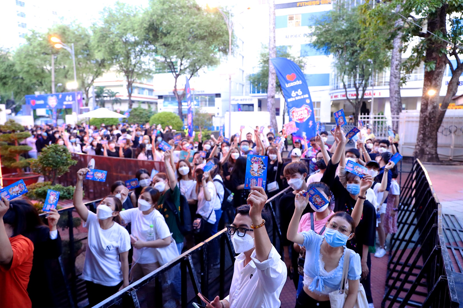 Hè tới, sale chơi tới, Lazada ảnh 2 He toi, sale choi toi, Lazada anh 2