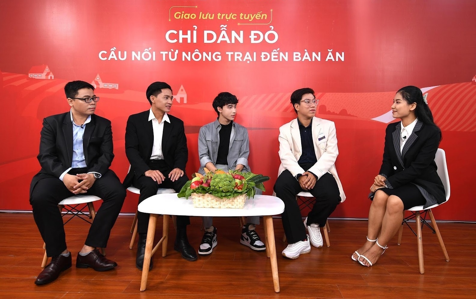 Xay dung tam giac can 'tu nong trai den ban an' cho nong dan Viet hinh anh