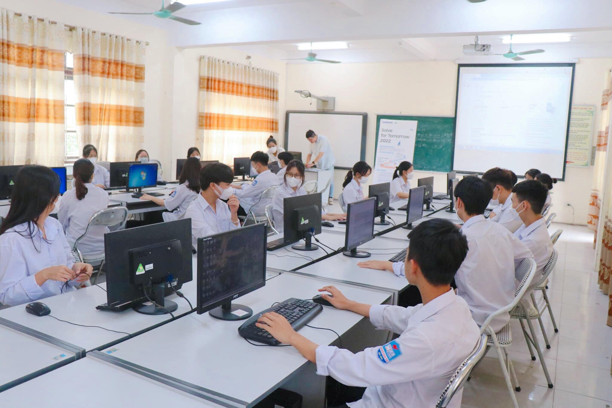 Kham pha san choi Solve for Tomorrow 2022 cho tai nang cong nghe tre hinh anh