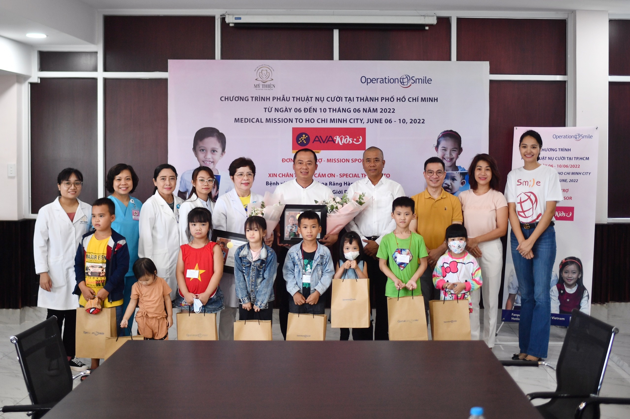 AVAKids,  me va be anh 8