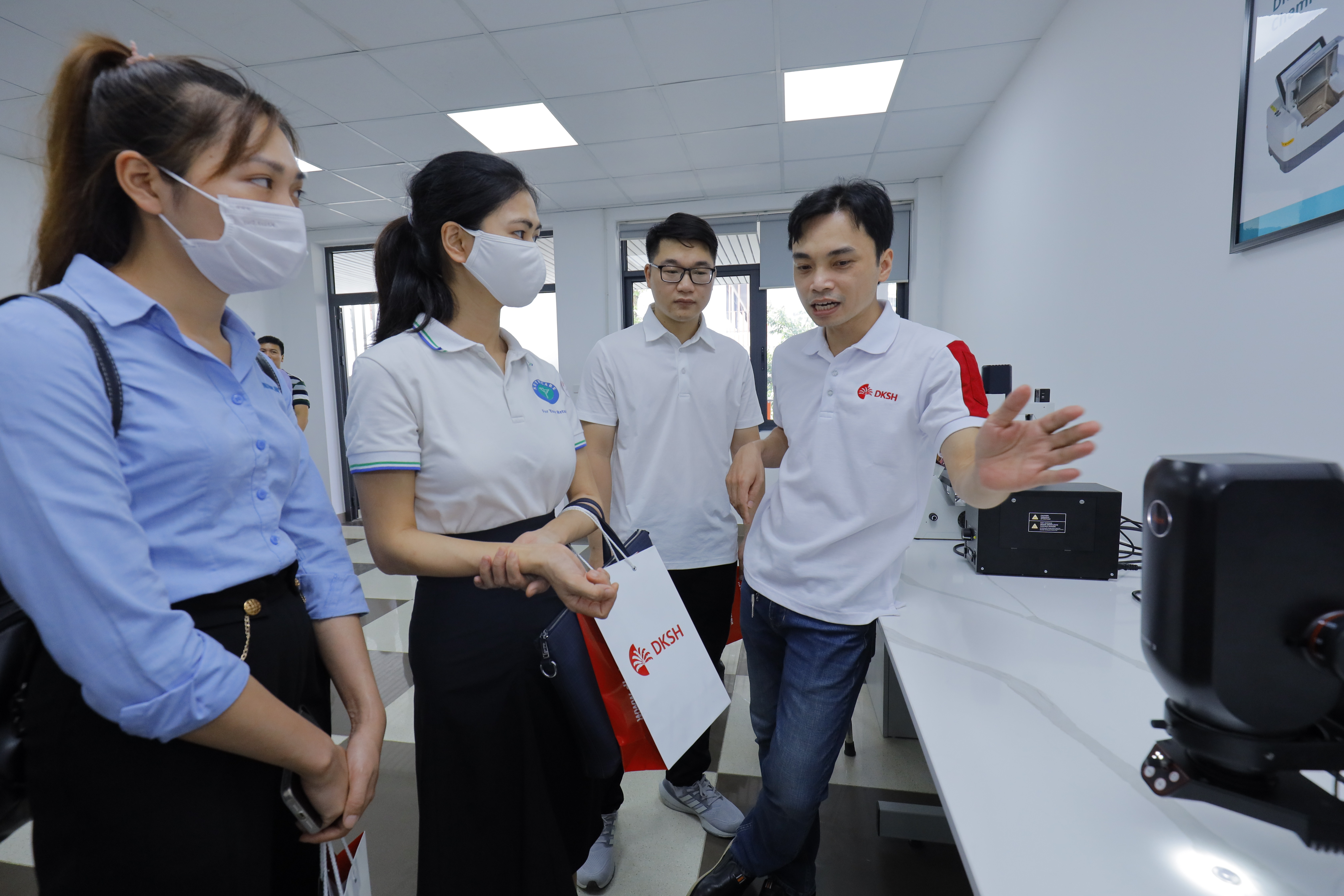 DKSH khai truong phong thi nghiem thiet bi khoa hoc thu 2 tai Viet Nam hinh anh