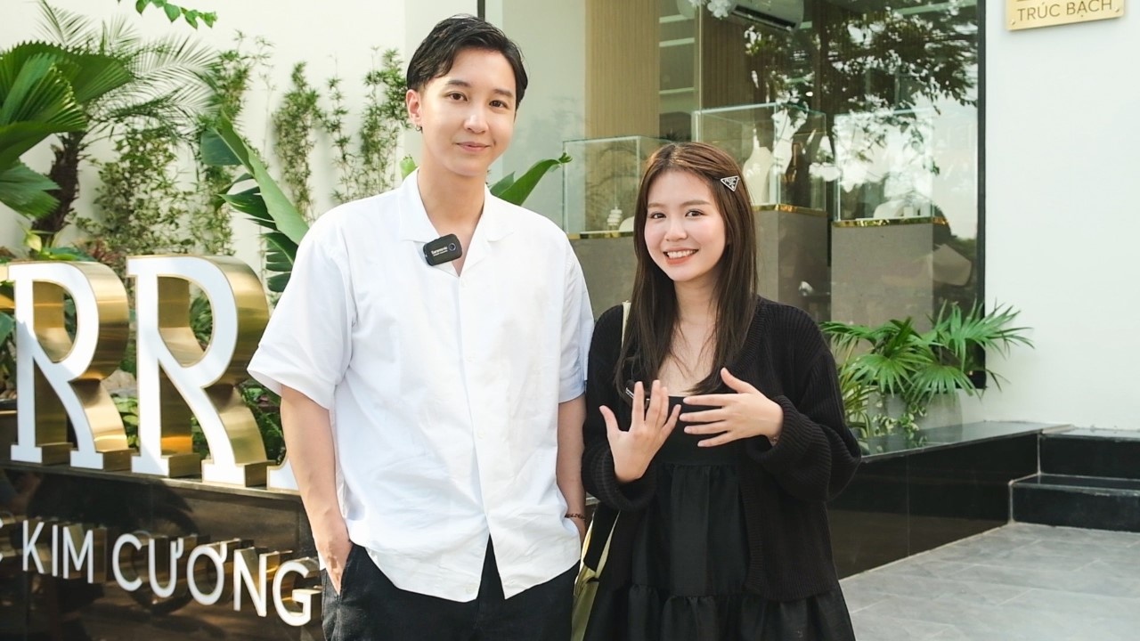 Man Tien cung ban trai chon nhan cuoi kim cuong hinh anh