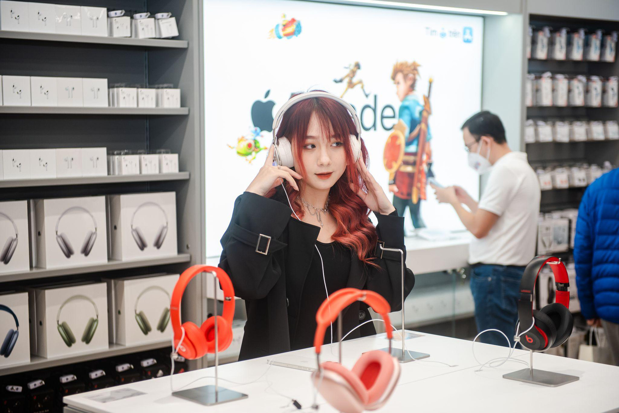 TopZone dat moc 50 shop, tung khuyen mai giam 50% iPhone 13 Pro Max hinh anh