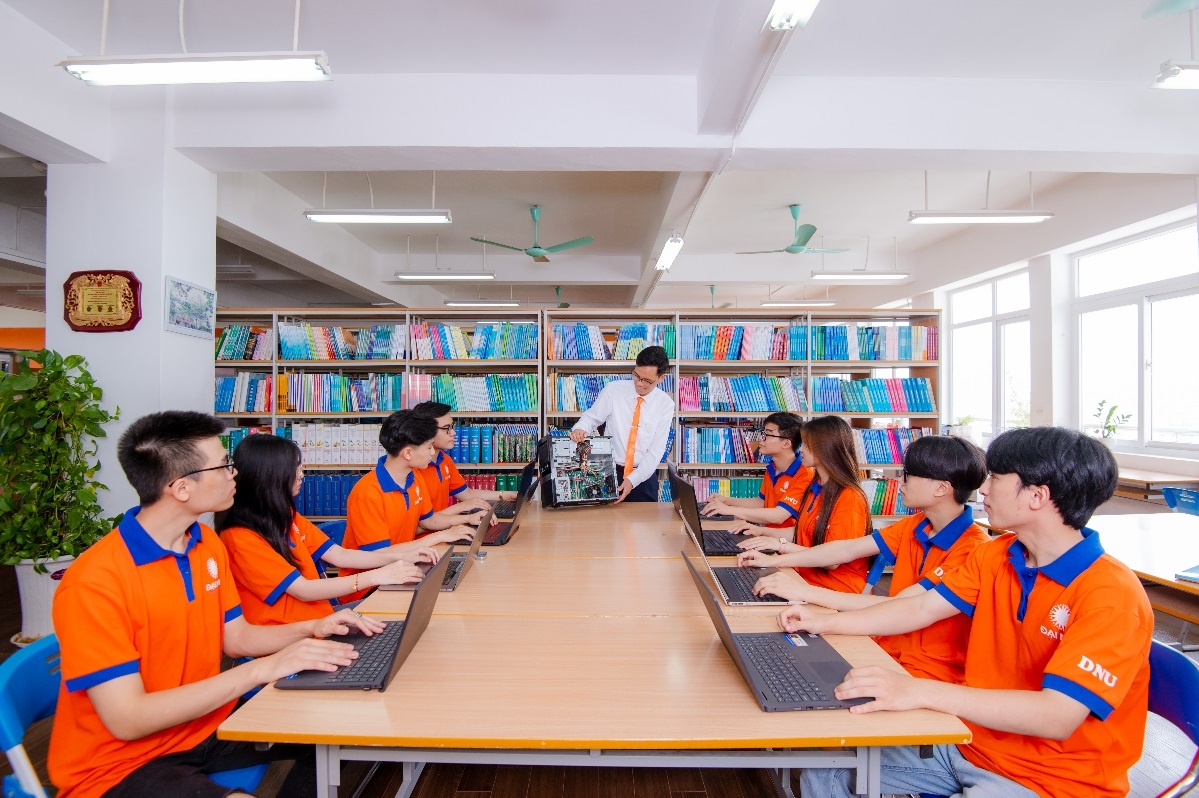 Khoa hoc may tinh,  Dai hoc Dai Nam anh 2