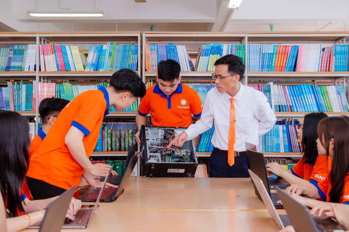 Khoa hoc may tinh,  Dai hoc Dai Nam anh 4