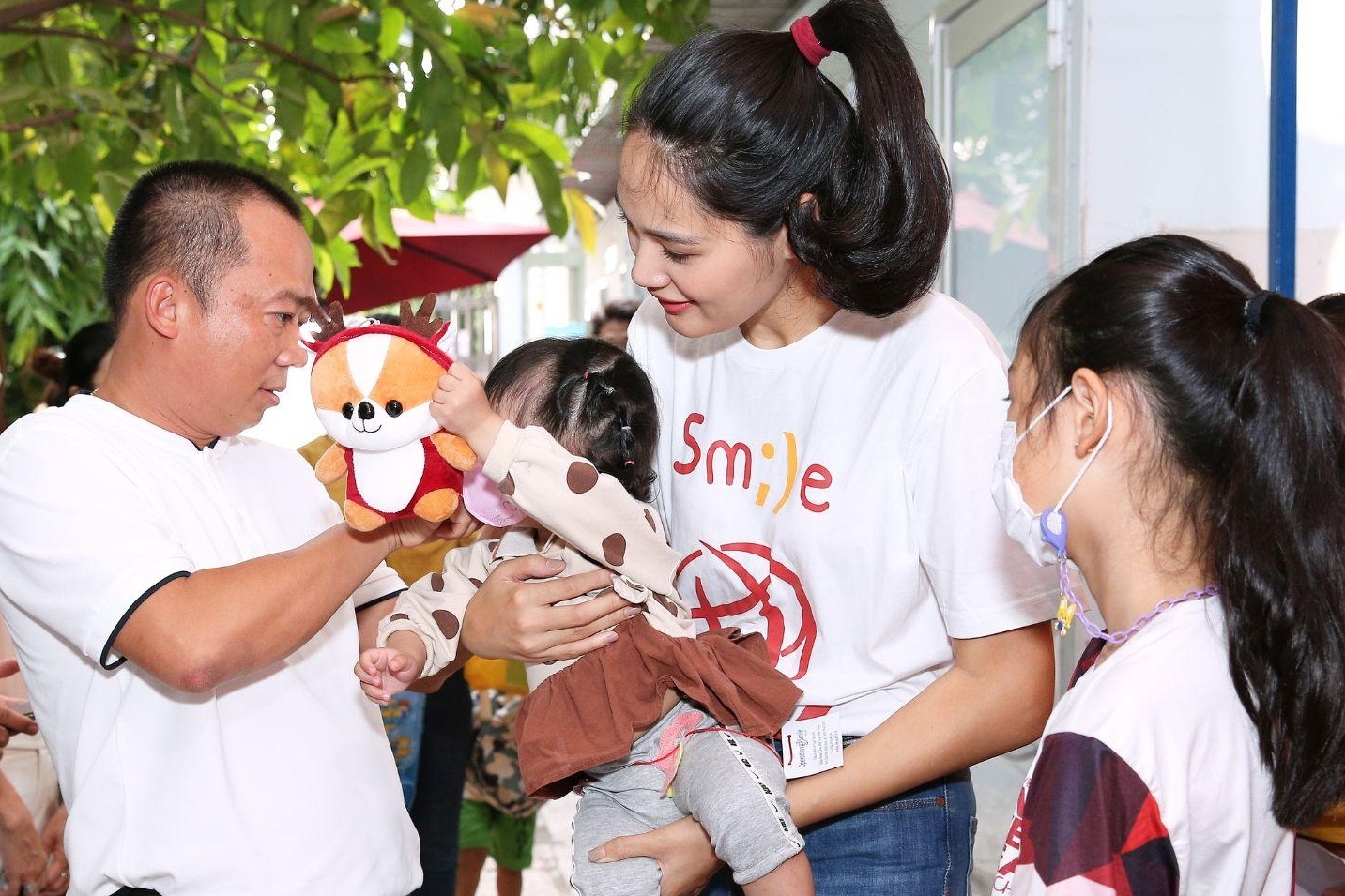Nhan vien AVAKids lam tinh nguyen vien cho to chuc Operation Smile hinh anh