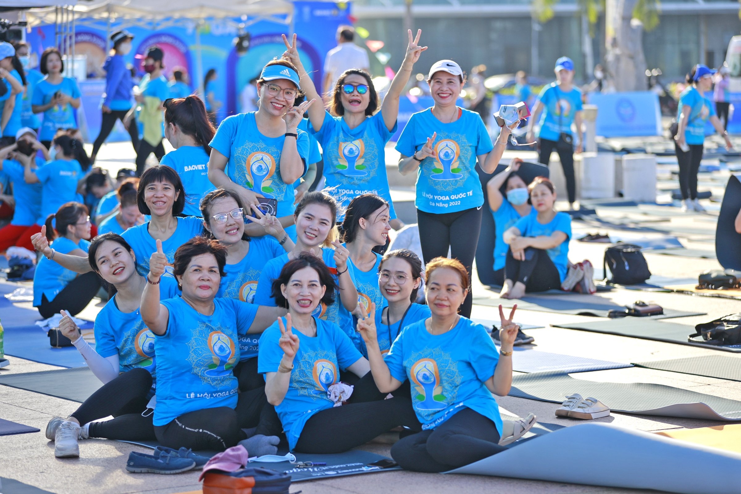 Man dong dien yoga gan 1.500 nguoi tai Da Nang hinh anh