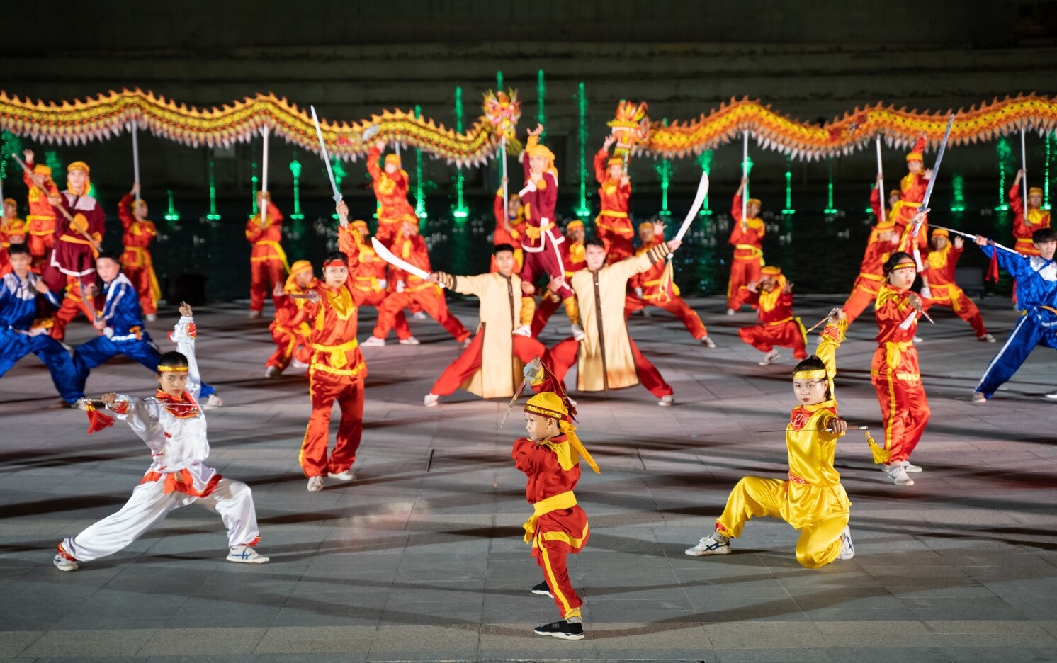 Man ket hop vo co truyen va nhac nuoc hien dai tai MerryLand Quy Nhon hinh anh