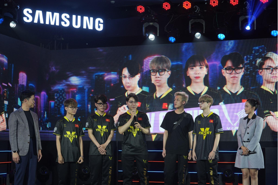 nghe streamer,  choi game chuyen nghiep anh 2