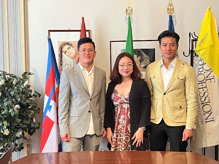 Truong dai dien Phong Thuong mai Italy - Viet Nam du trien lam quoc te hinh anh