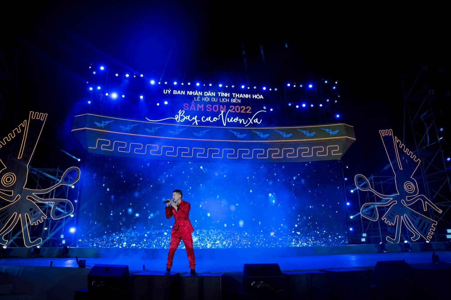 Song lai nhung ca khuc quoc te bat hu tai dem nghe thuat Sun Fest 18/6 hinh anh