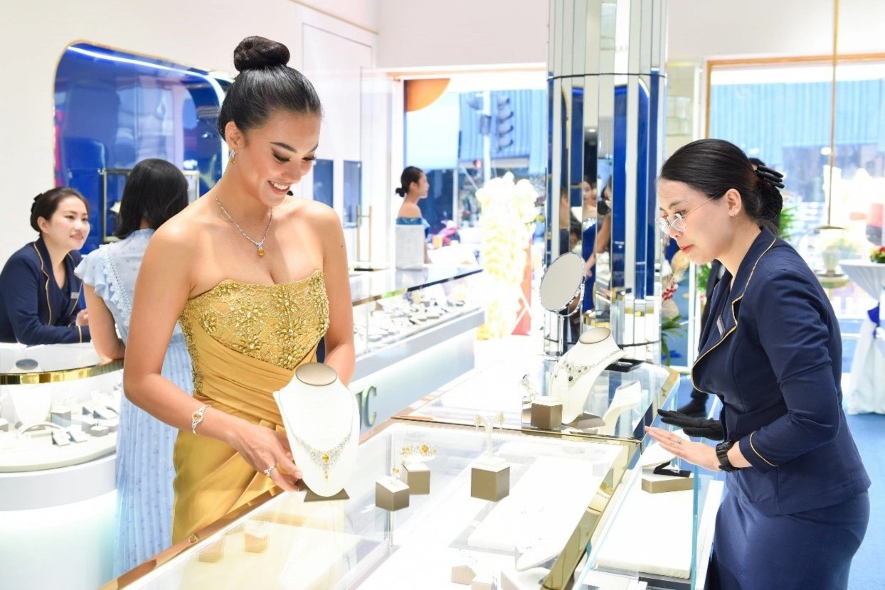 A hau Kim Duyen du le khai truong showroom thu 50 cua IJC hinh anh