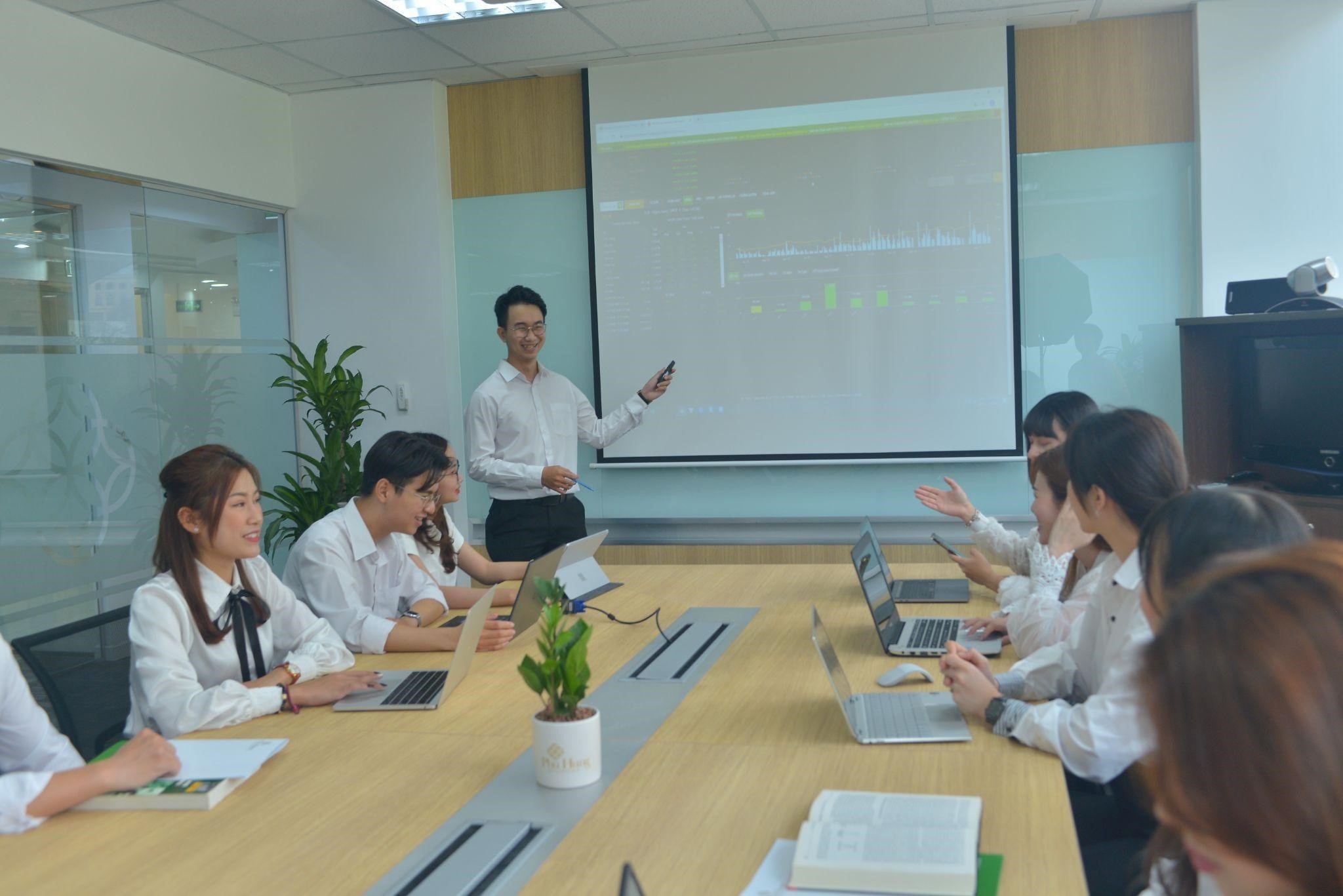 Chung khoan Phu Hung anh 3