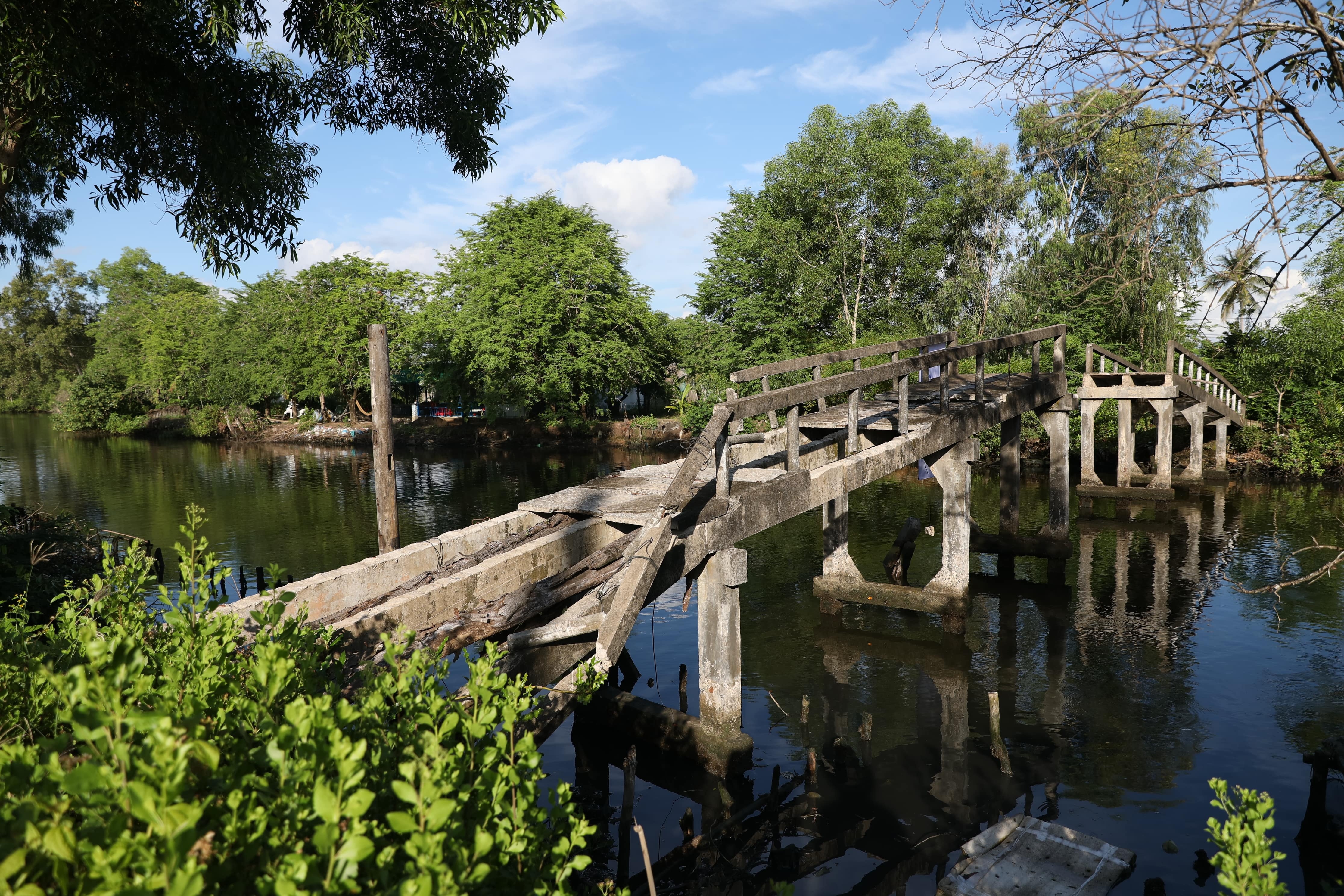 Hiem nguy rinh rap tren nhung cay cau ‘gia’ mien Tay hinh anh