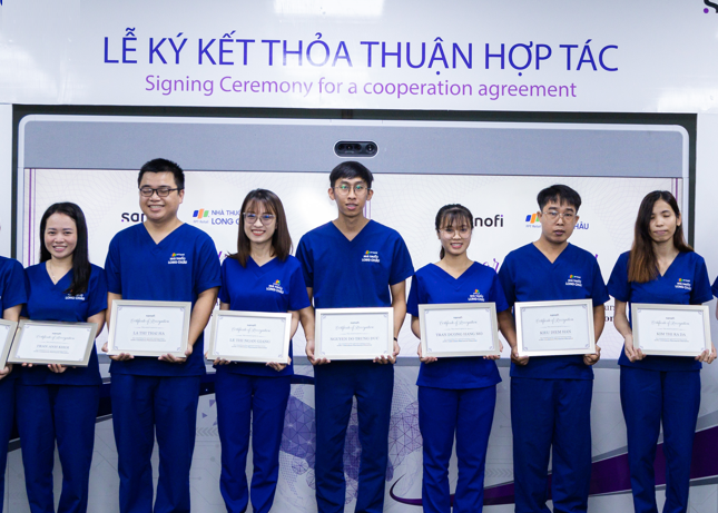 Sanofi trao toi 300 chung chi CPE cho duoc si FPT Long Chau hinh anh