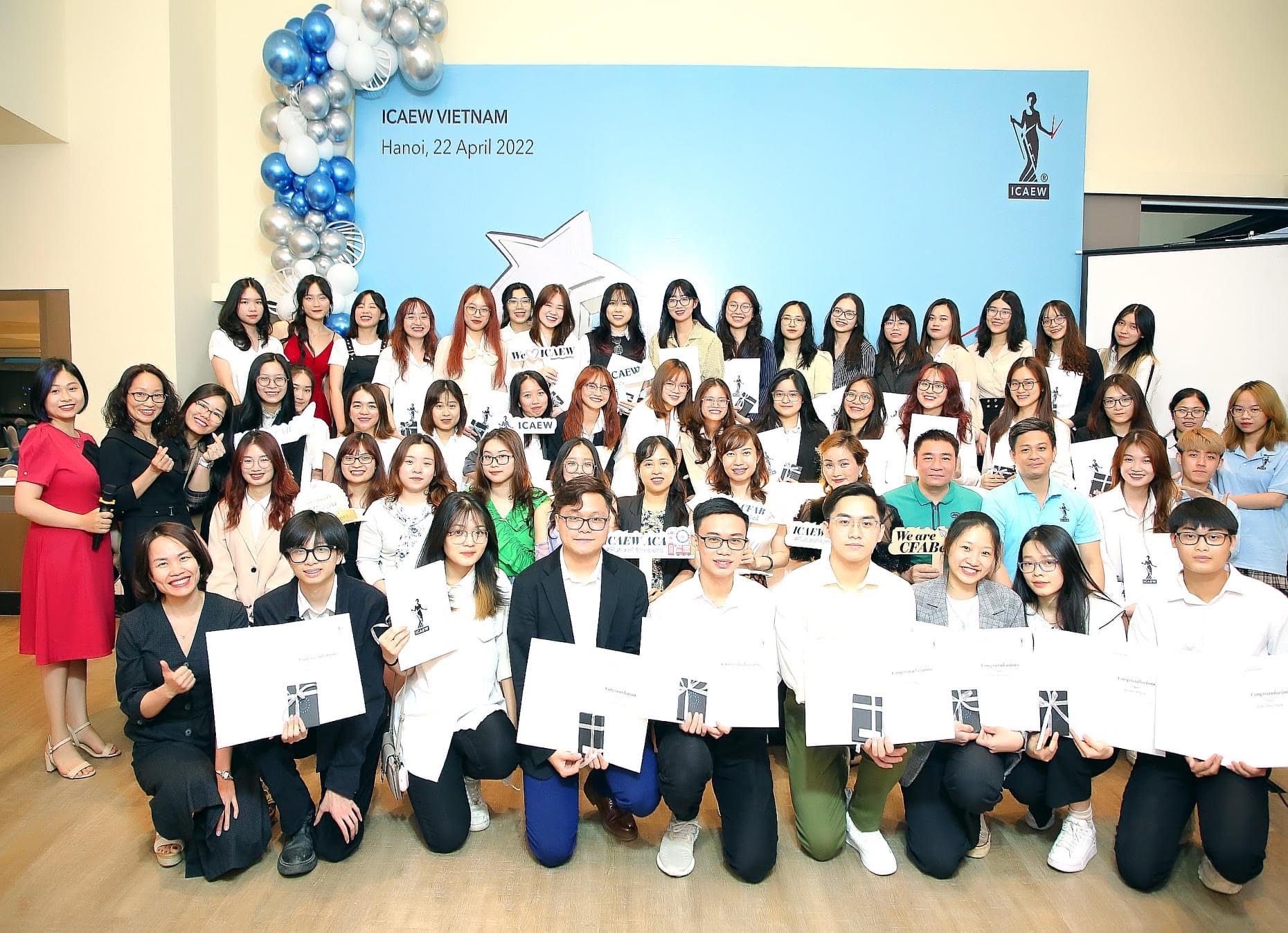 NEU,  sinh vien tai nang anh 4