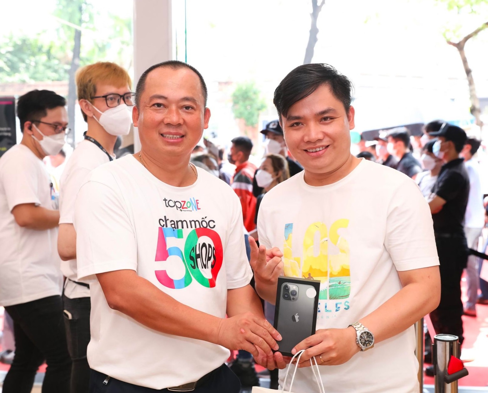 iFan doi nang xep hang 2 tieng cho ‘san’ iPhone 13 Pro Max hinh anh