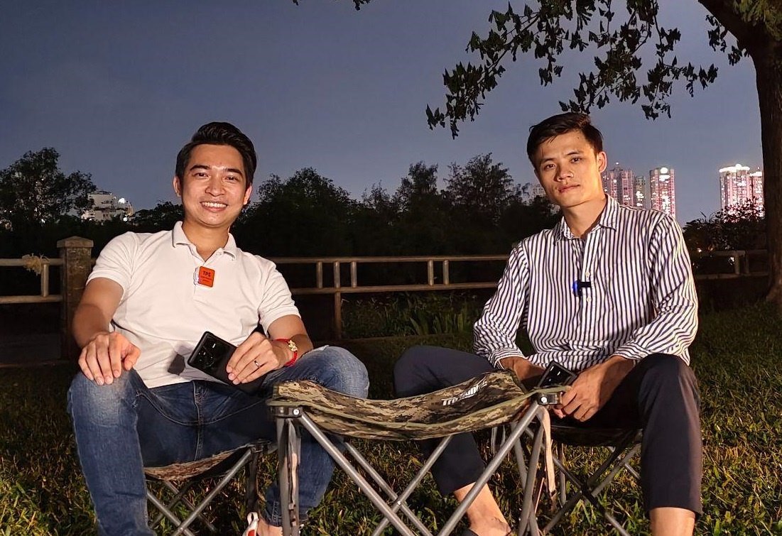 Tony Phung va dao dien Vu Hong Thang cham diem vivo X80 hinh anh