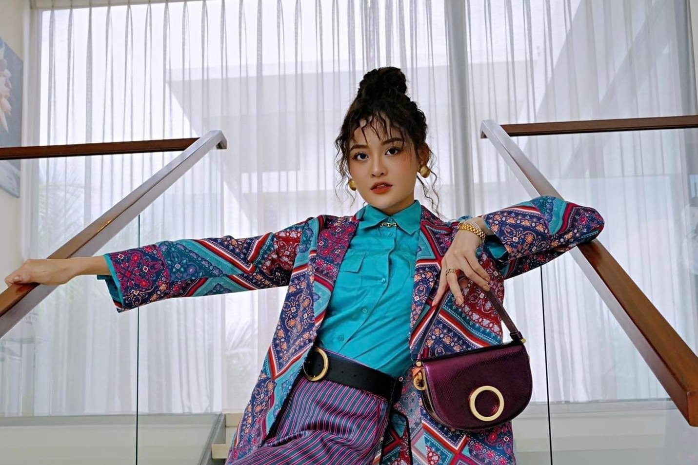 Thuy Anh thoi thuong voi phong cach thoi trang thap nien 70 hinh anh