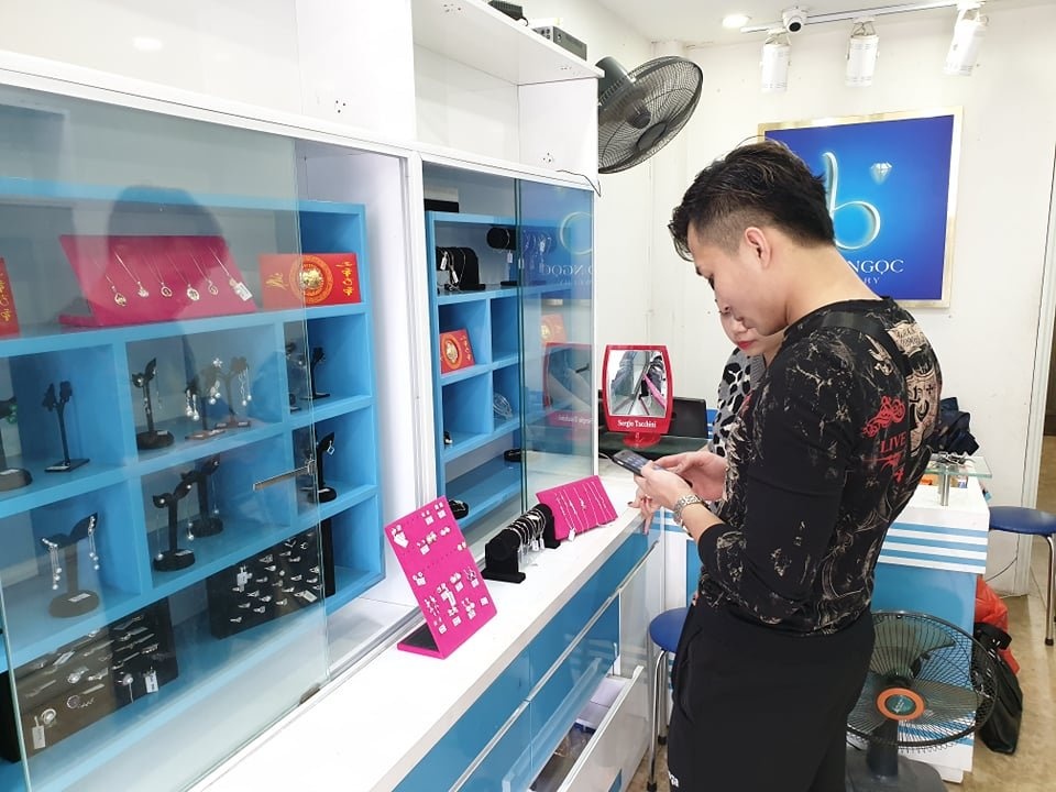 Tieu thuong Ha Noi len san, het canh chat vat cua hang mat pho hinh anh