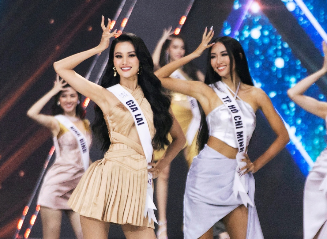 Man nhan voi trang phuc dong dien tai Miss Universe Vietnam 2022 hinh anh