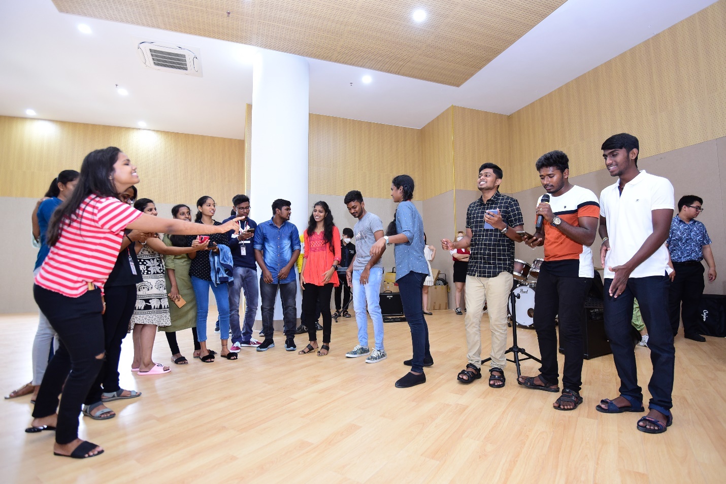 Dai hoc Quoc te Hong Bang anh 2