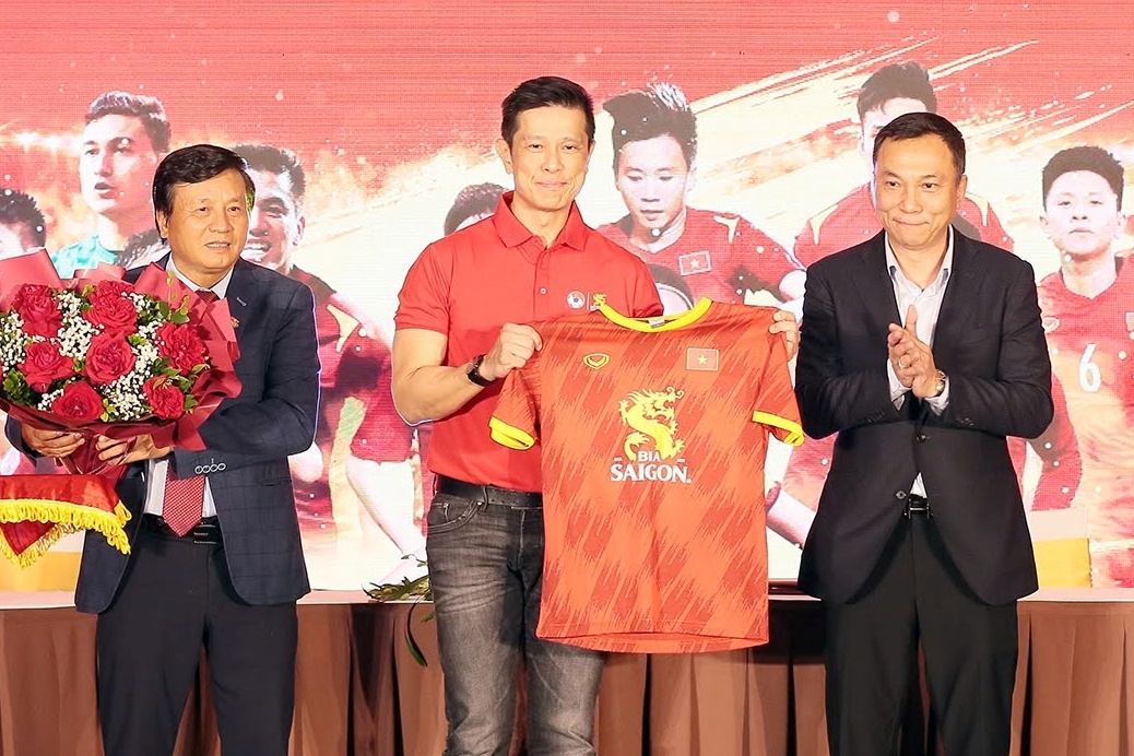 Bia Saigon tai tro doi tuyen bong da quoc gia trong 3 nam hinh anh
