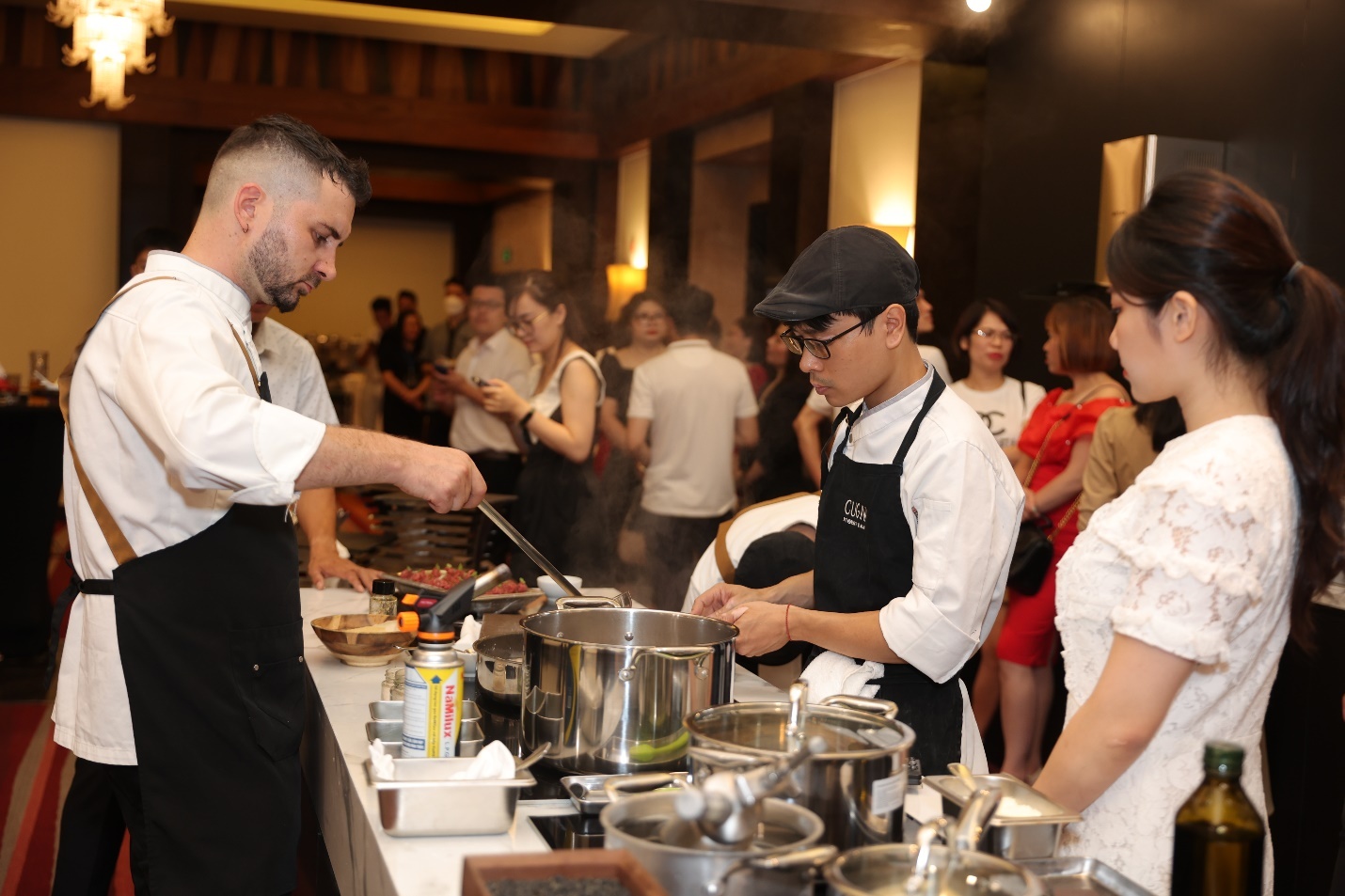 Bep truong Nico Ceccomoro 'dao dien' bua tiec am thuc Duc tai Ha Noi hinh anh