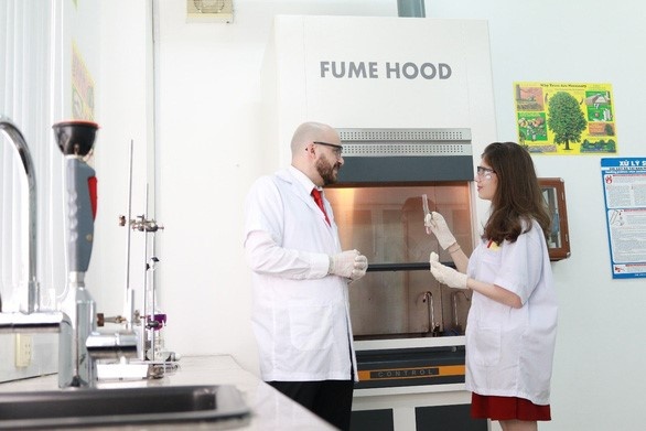 Truong Quoc te A Chau anh 1