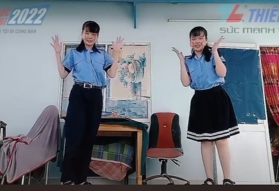 Hang tram nguoi nhay co dong thi sinh truoc ky thi hinh anh