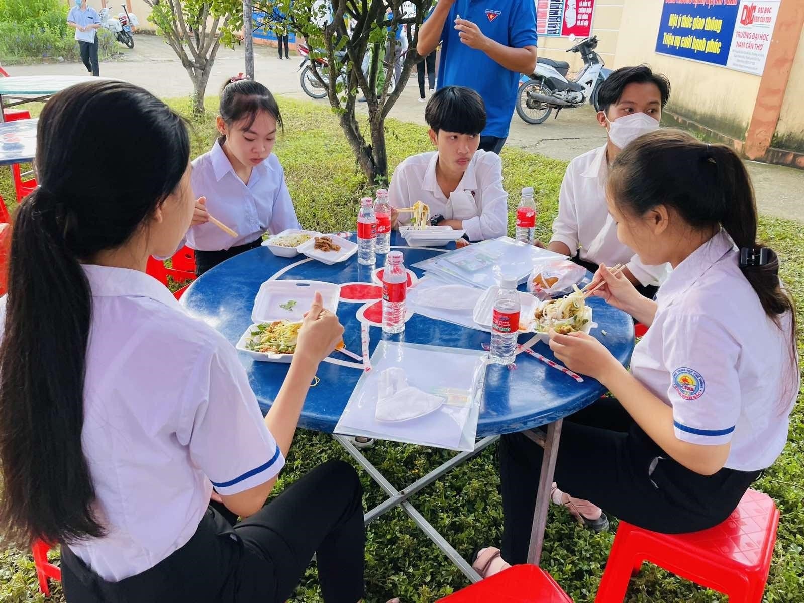 Khuyen mai FPT Shop anh 2