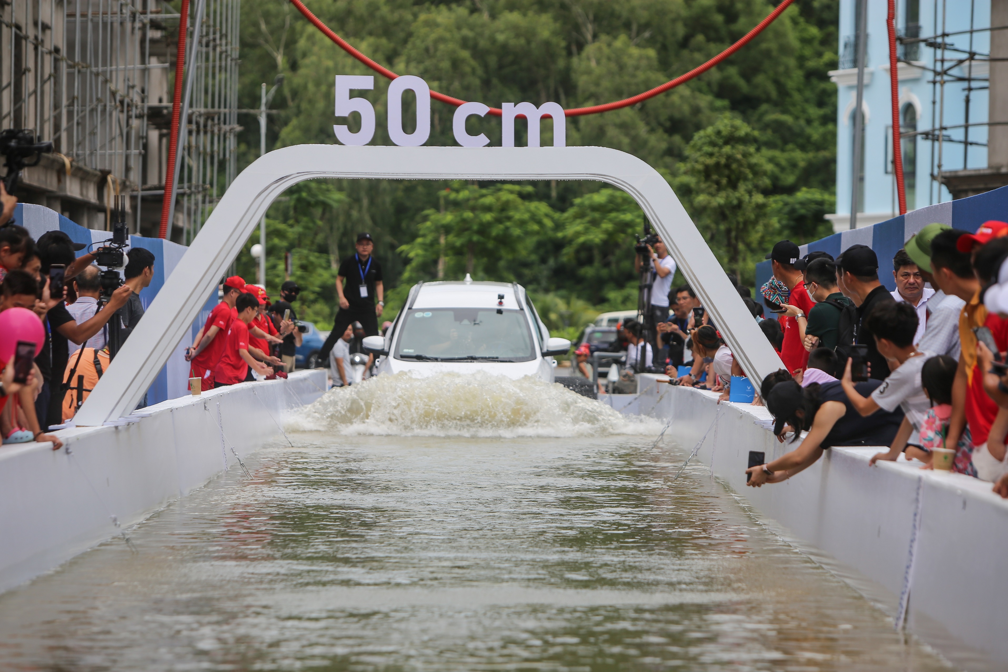 thu thach loi nuoc,  VF e34 thu thach vuot duong ngap nuoc anh 5