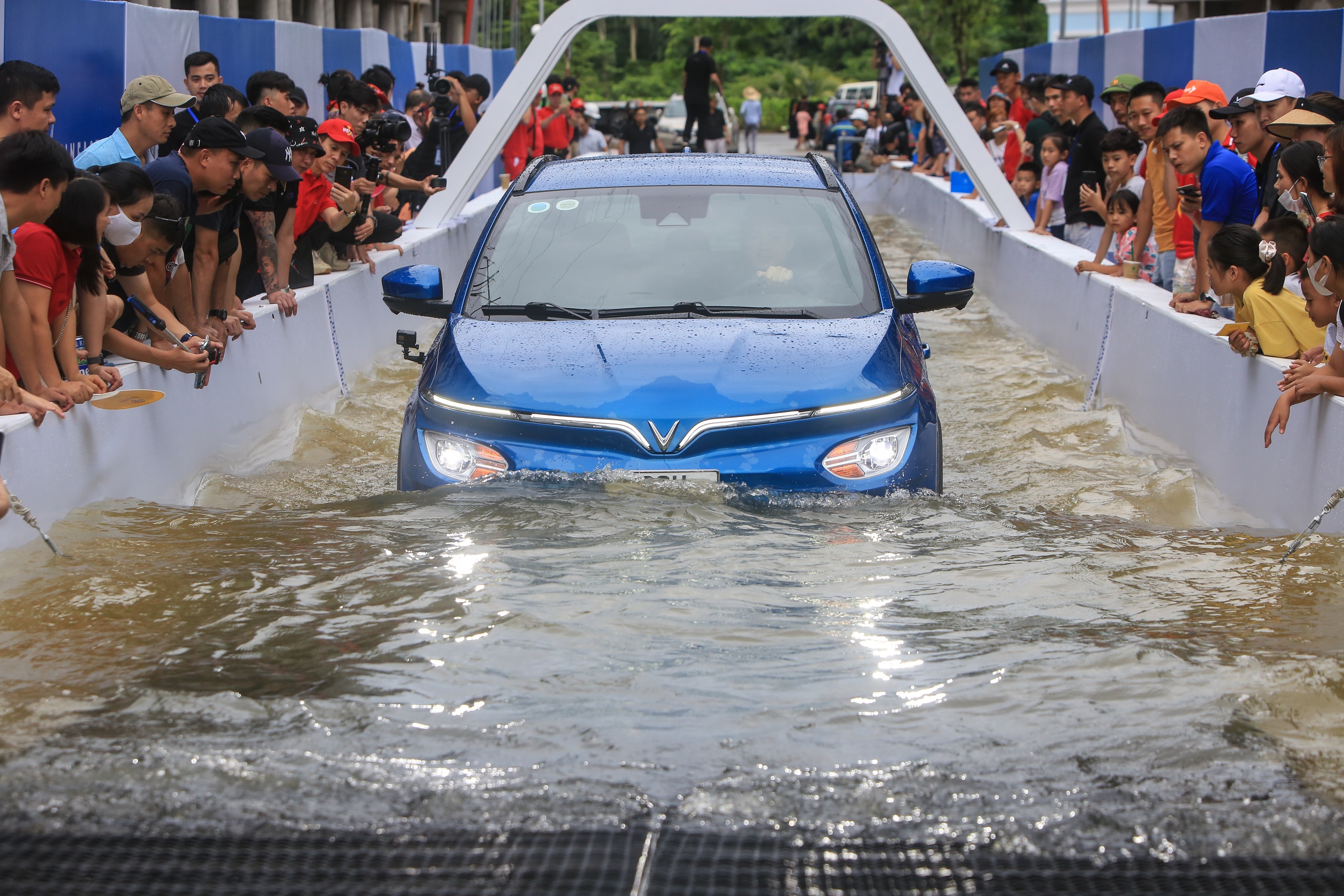 Oto dien VF e34 trinh dien kha nang vuot duong ngap nuoc hinh anh