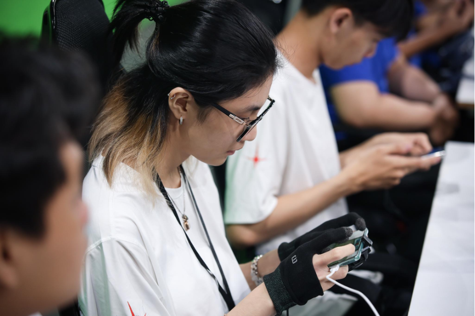 Awesome Academy - cu hich de phat trien eSport Viet hinh anh