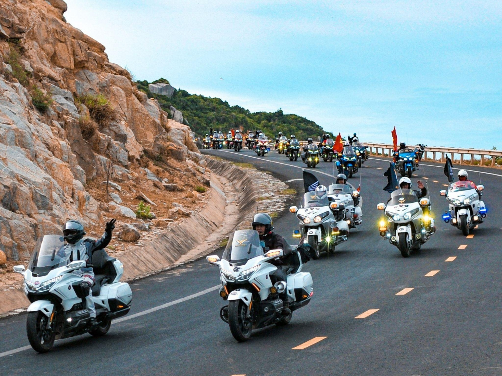 Gan 100 biker Honda BigBike Viet Nam vuot 330 km check-in cuc Dong hinh anh