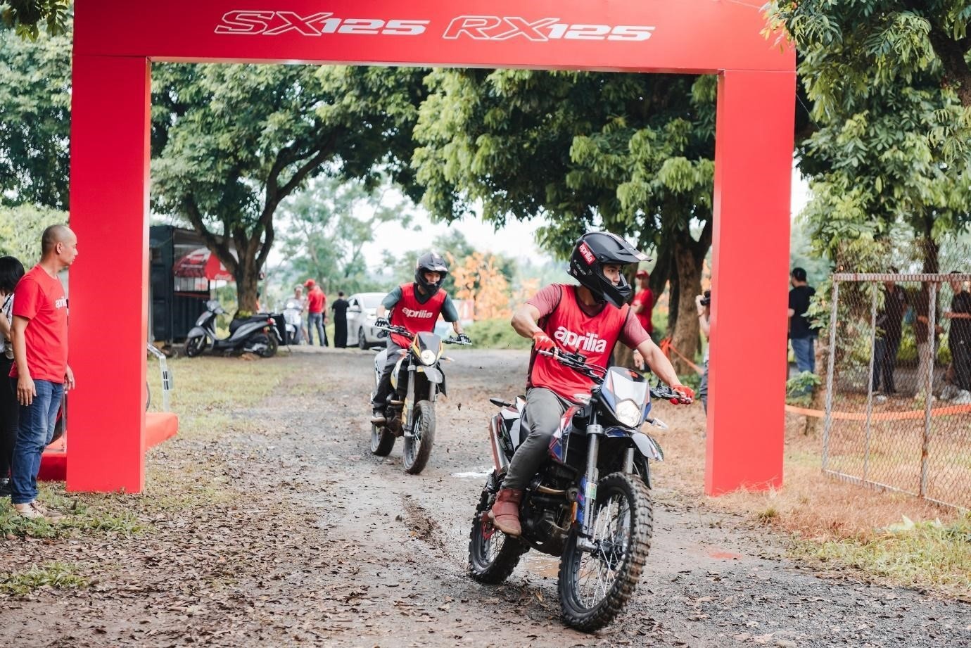 Aprilia Viet Nam to chuc trai nghiem xe dia hinh SX 125 va RX 125 hinh anh