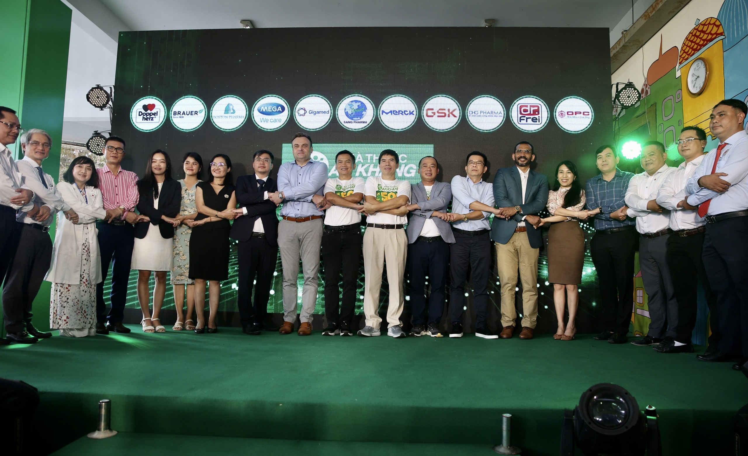 11 hang duoc dong hanh chien dich 'Hanh trinh tam an than khang' hinh anh