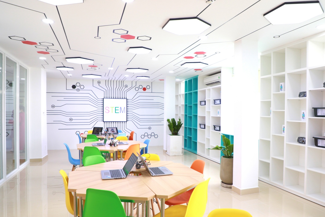 Quoc te A Chau anh 4