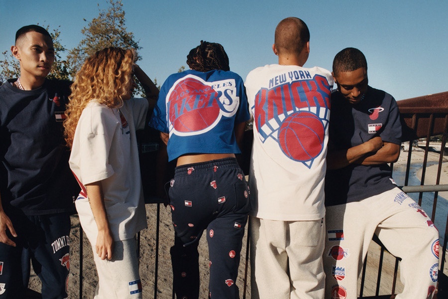 Tommy Jeans hop tac NBA ra mat bo suu tap ca tinh hinh anh