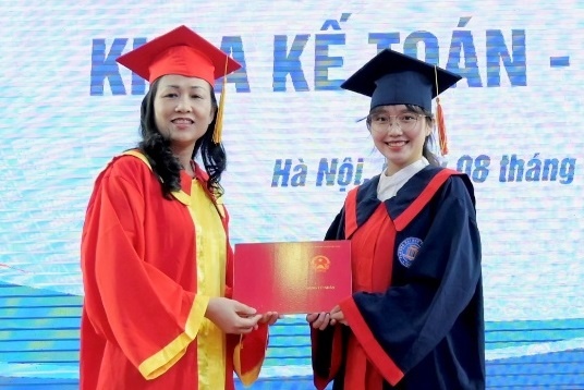 Bi kip chinh phuc tuong lai cua nu sinh xuat sac DH Thuong mai hinh anh