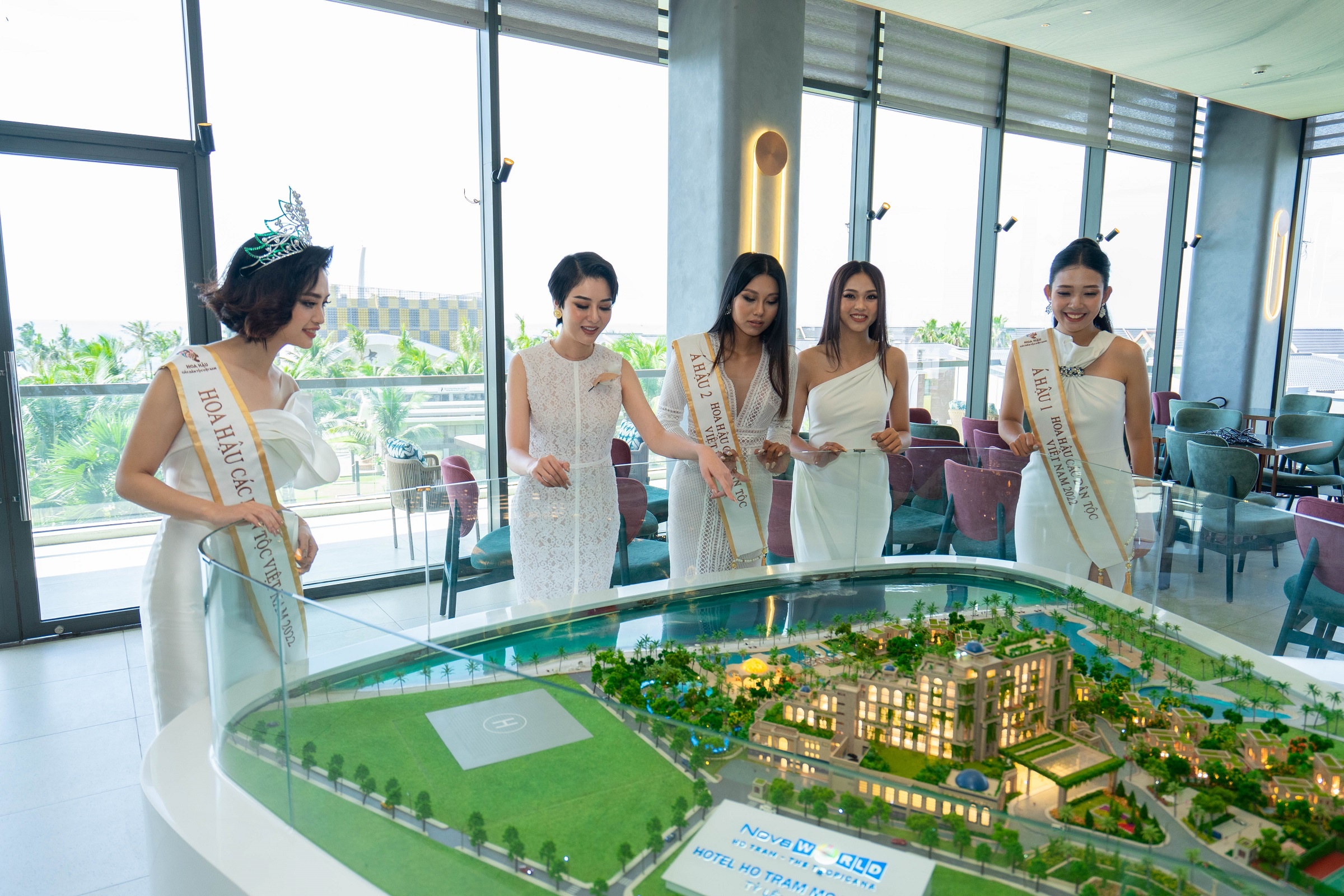 Lindsey Coffey, Destiny Wagner, Hoa hậu Trái Đất ảnh 3 Lindsey Coffey, Destiny Wagner, Hoa hau Trai Dat anh 3