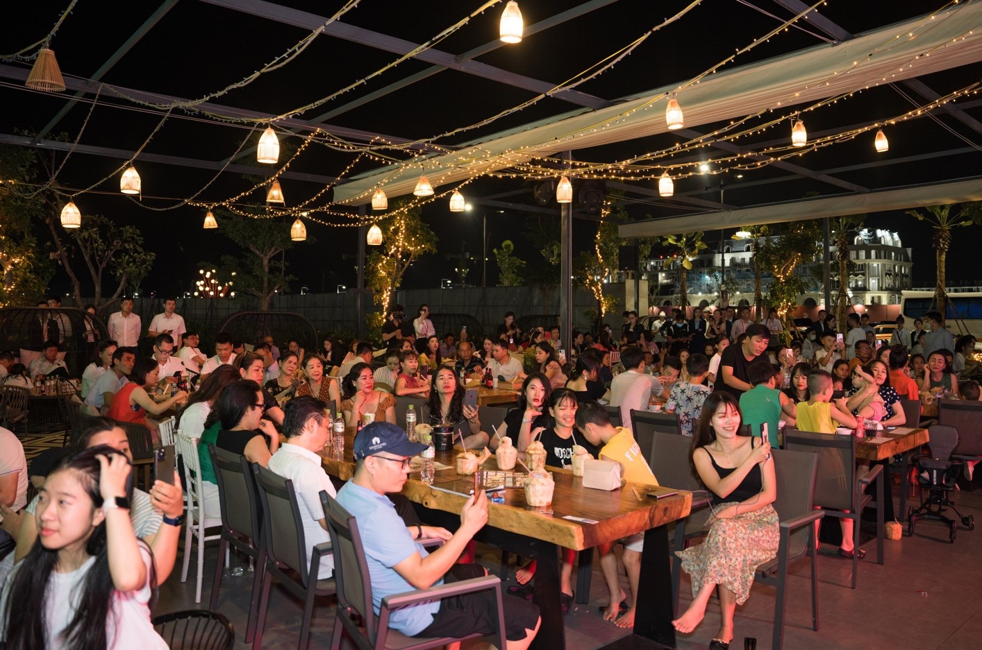 To hop Regal Legend hut hang nghin khach den giai tri moi tuan hinh anh