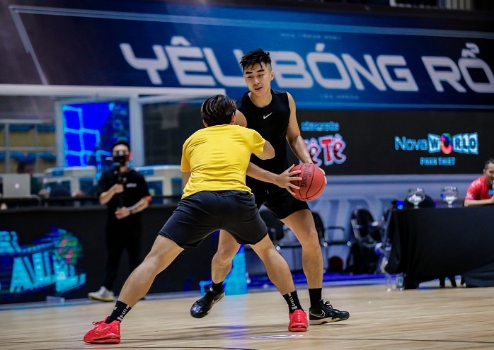 Cau thu va HLV lan dau 'tuyen chien' tai VBall Supreme mua 1 hinh anh