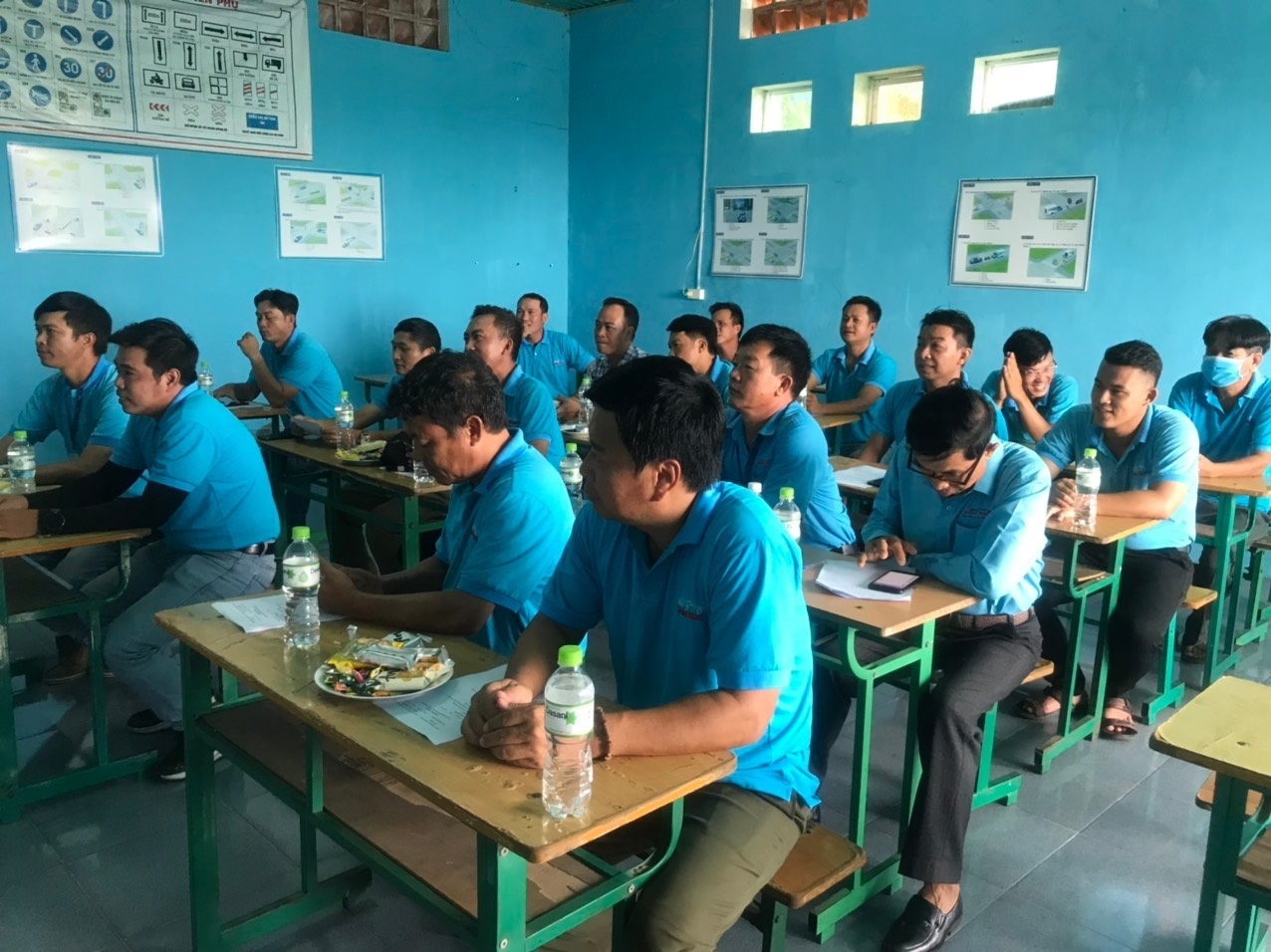 hoc nghe,  trung tam day nghe anh 1