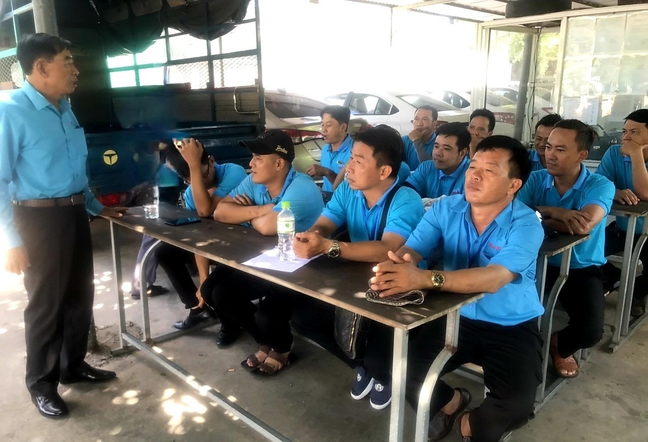 hoc nghe,  trung tam day nghe anh 2